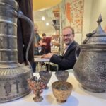 Tudor Dinu lansează „Cafea, tutun, dulceți” – o istorie ilustrată a plăcerilor Orientului